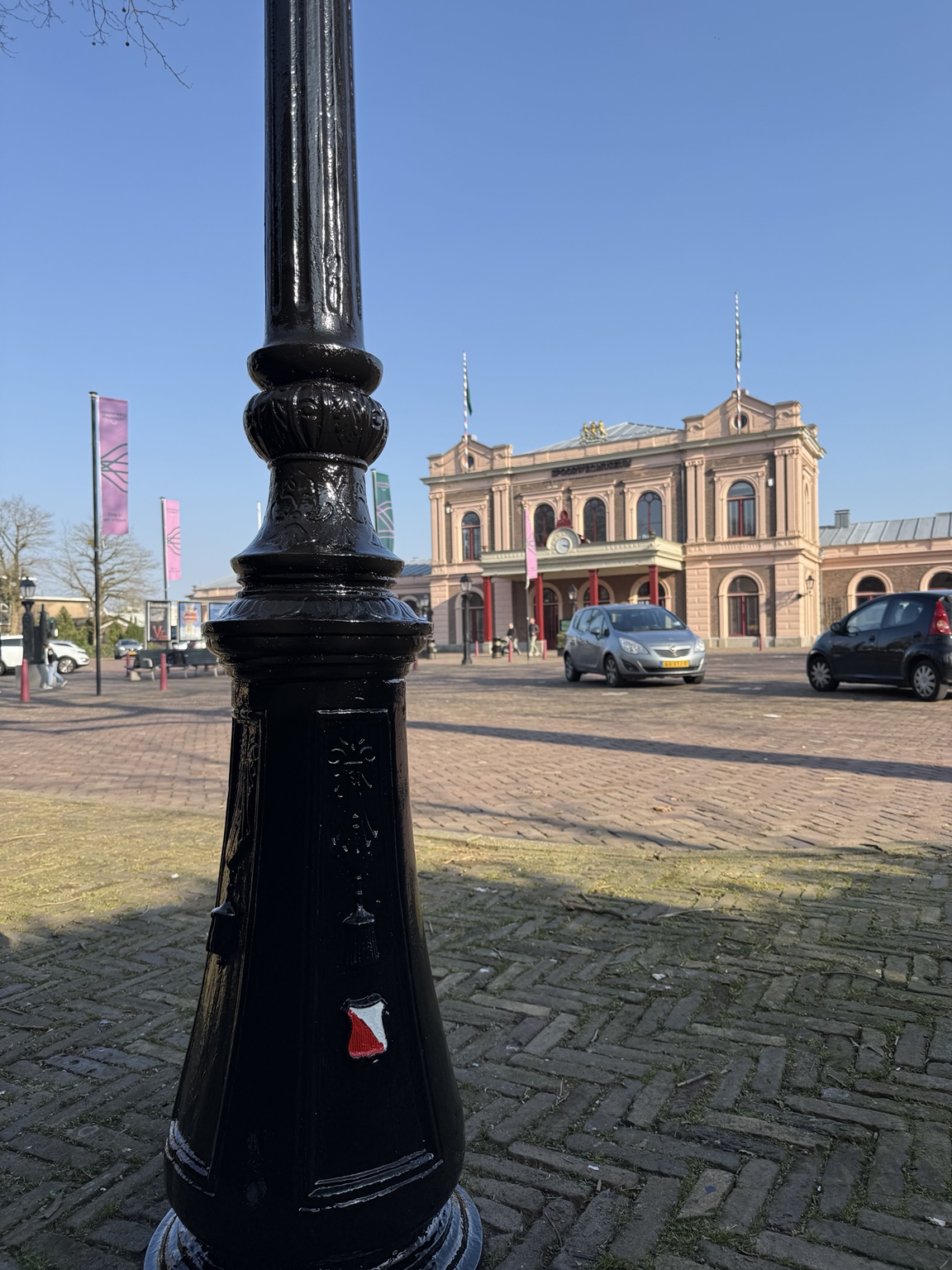 Geschilderde klassieke zwarte siermast met decoratieve details