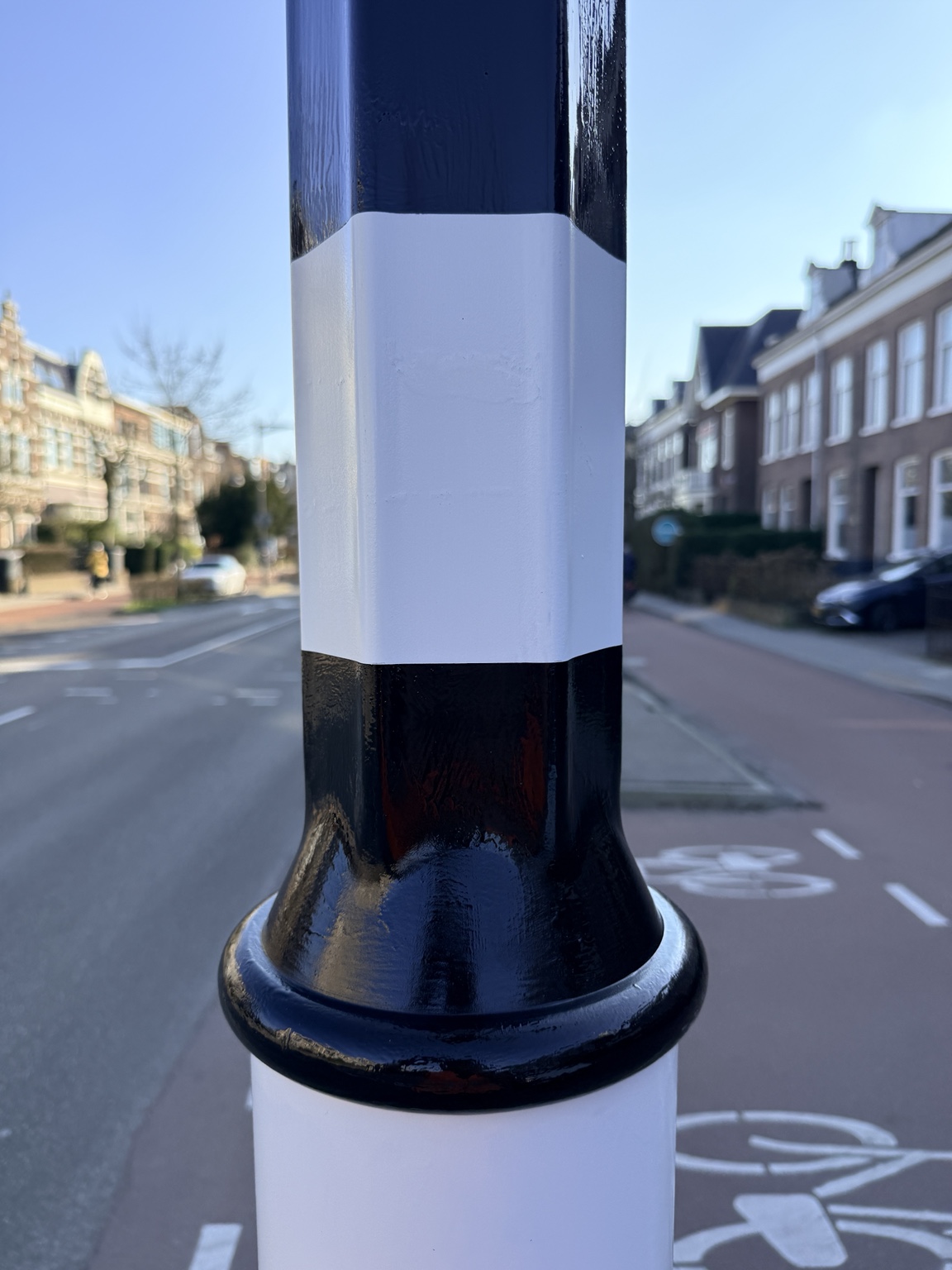 Detail van zwart-witte banden op een geschilderde verkeerslichtmast